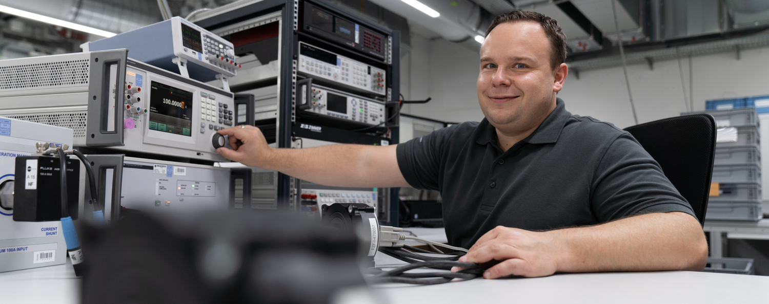 Mann an Stromwandler-Prüfstand