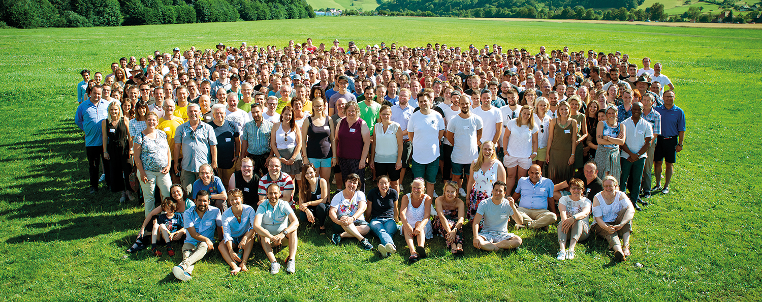 Les employés de Testo Industrial Services lors de la photo de groupe de la fête d'été 2019   Conseil:  Le titre de l'image déc