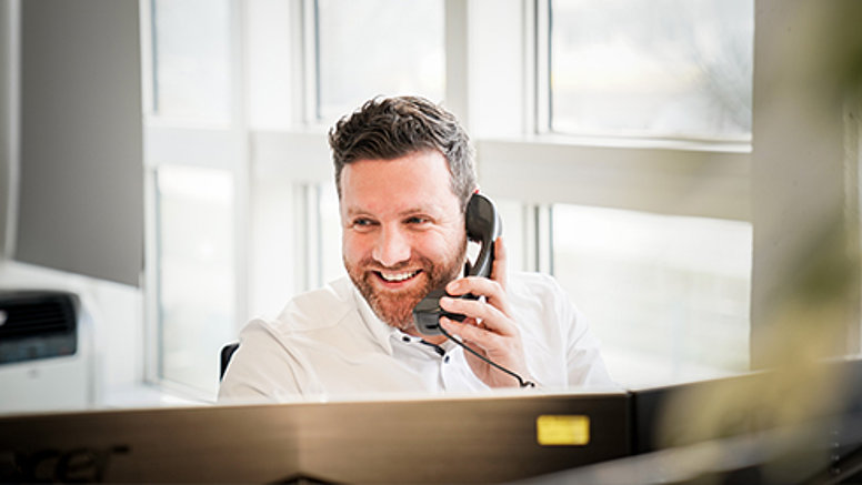 Nous sommes orientés client ! Un employé de Testo au téléphone.